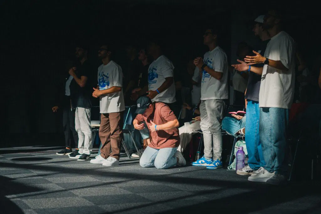Leia mais sobre o artigo Achegai-vos a Deus: Crescendo em Oração como Igreja